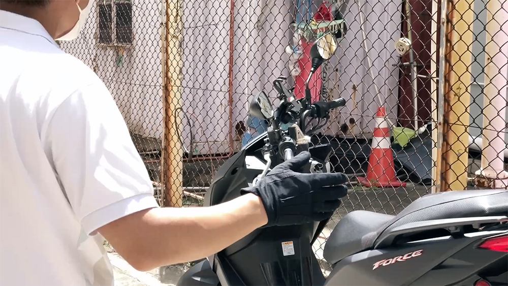 切勿把車鑰匙留在車內!2